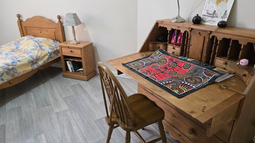 une chambre et bureau en pin massif Meubles