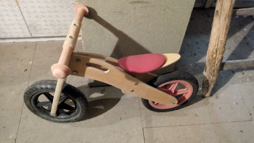 Draisienne en bois pour enfants.		
Longueur 85 cm Jeux / jouets