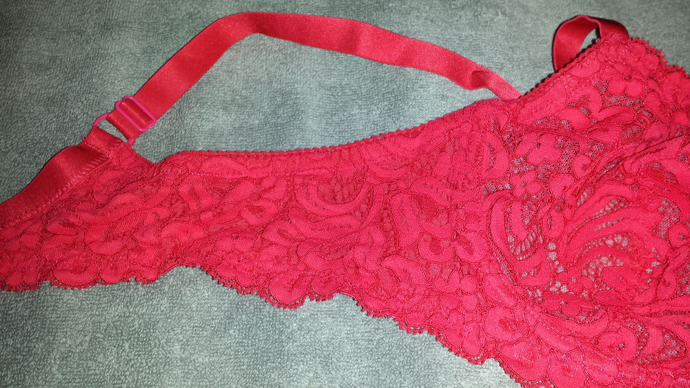 N&deg; 376 SOUTIEN-GORGE ROUGE Vêtements