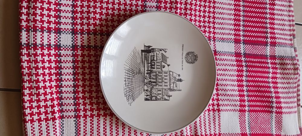 ASSIETTE EN PORCELAIN DECORATION H'OTEL DE VILLE DE FREVENT 
