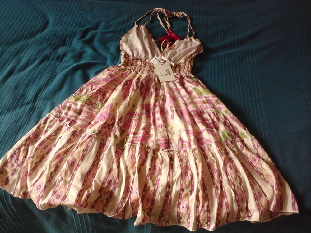 Robe doubl&eacute;e dans les tons de rose. Taille unique. Vêtements