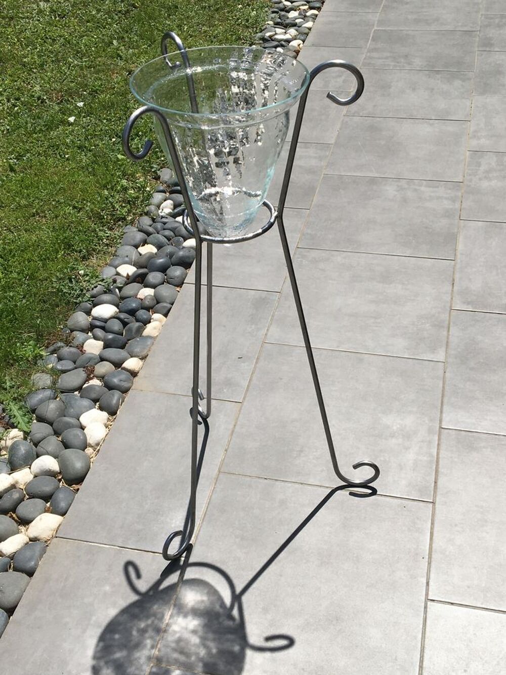 Vase en verre sur pied en m&eacute;tal Décoration