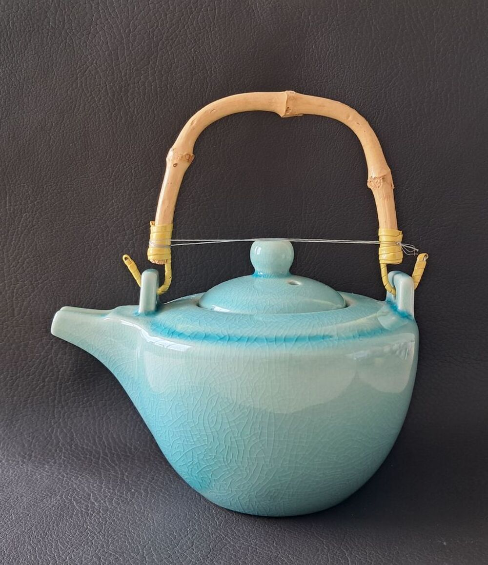 th&eacute;i&egrave;re en c&eacute;ramique &eacute;maill&eacute;e bleu avec anse en bambou Cuisine