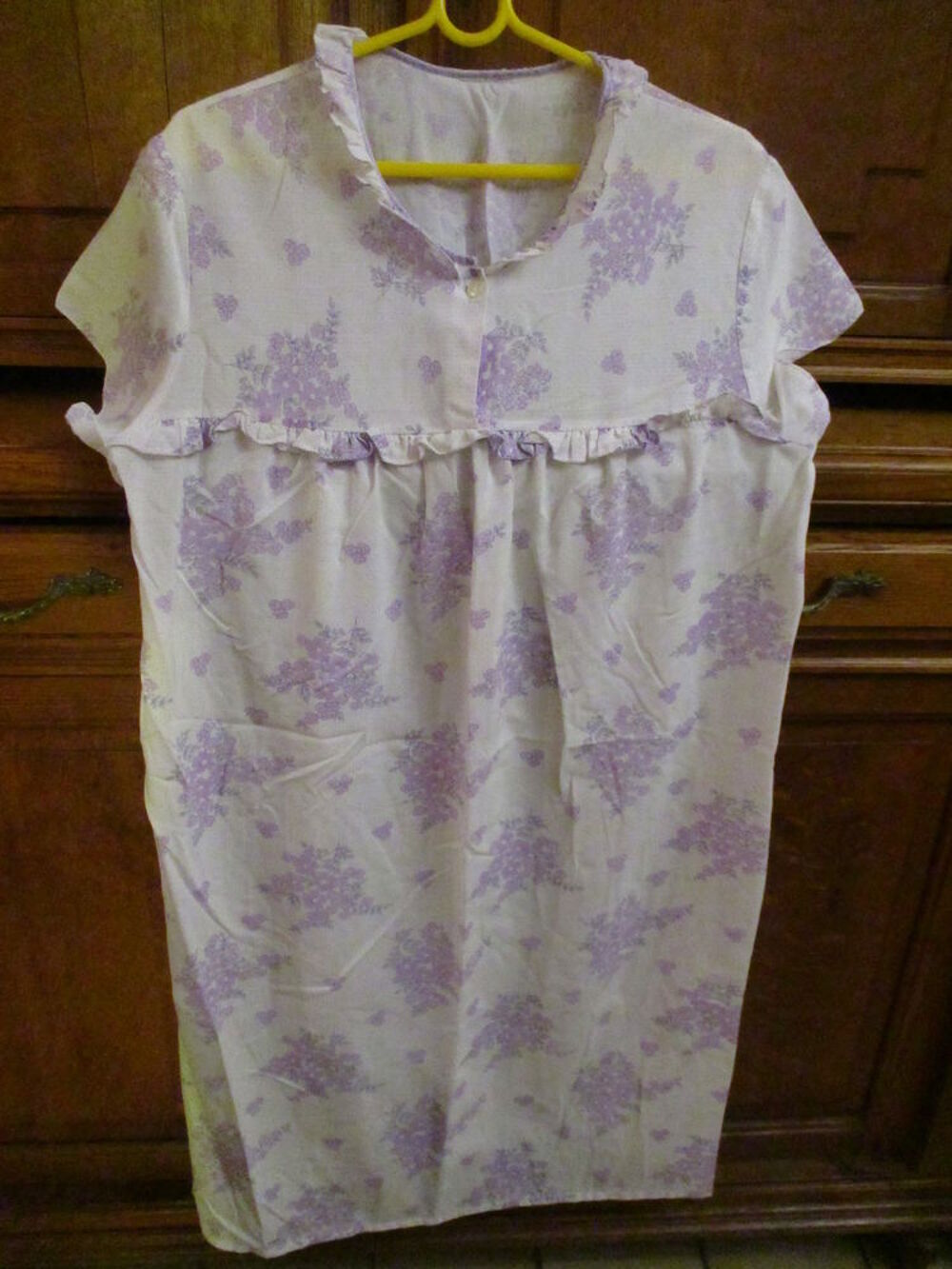 robe de nuit fleurie blanche et fleurs violettes Vêtements