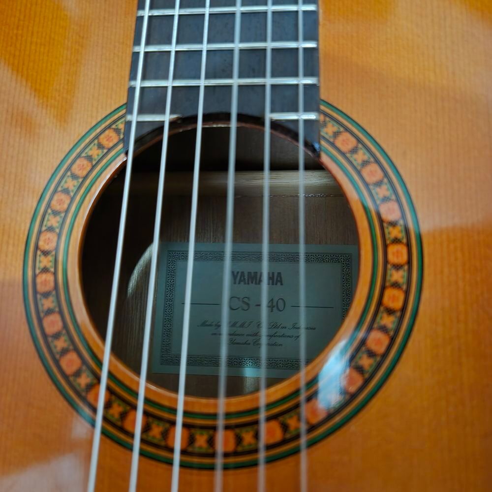 Guitare d'&eacute;tude Yamaha CS 40
Instruments de musique