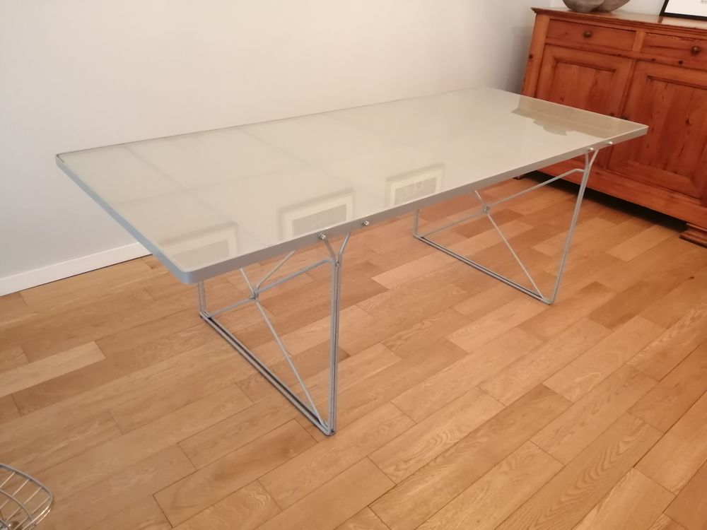 GRANDE TABLE. Mod&egrave;le MOMENT IKEA
Meubles