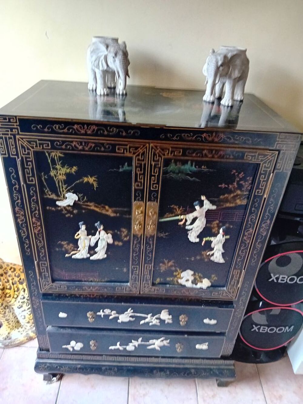 Jolie meubles chinois. Avec sculpture. Nacre Meubles