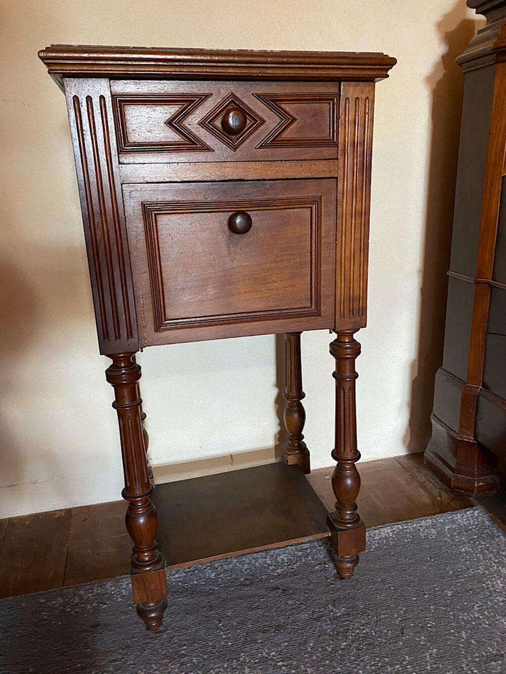 Table de chevet style Louis XVI dessus marbre rouge Meubles