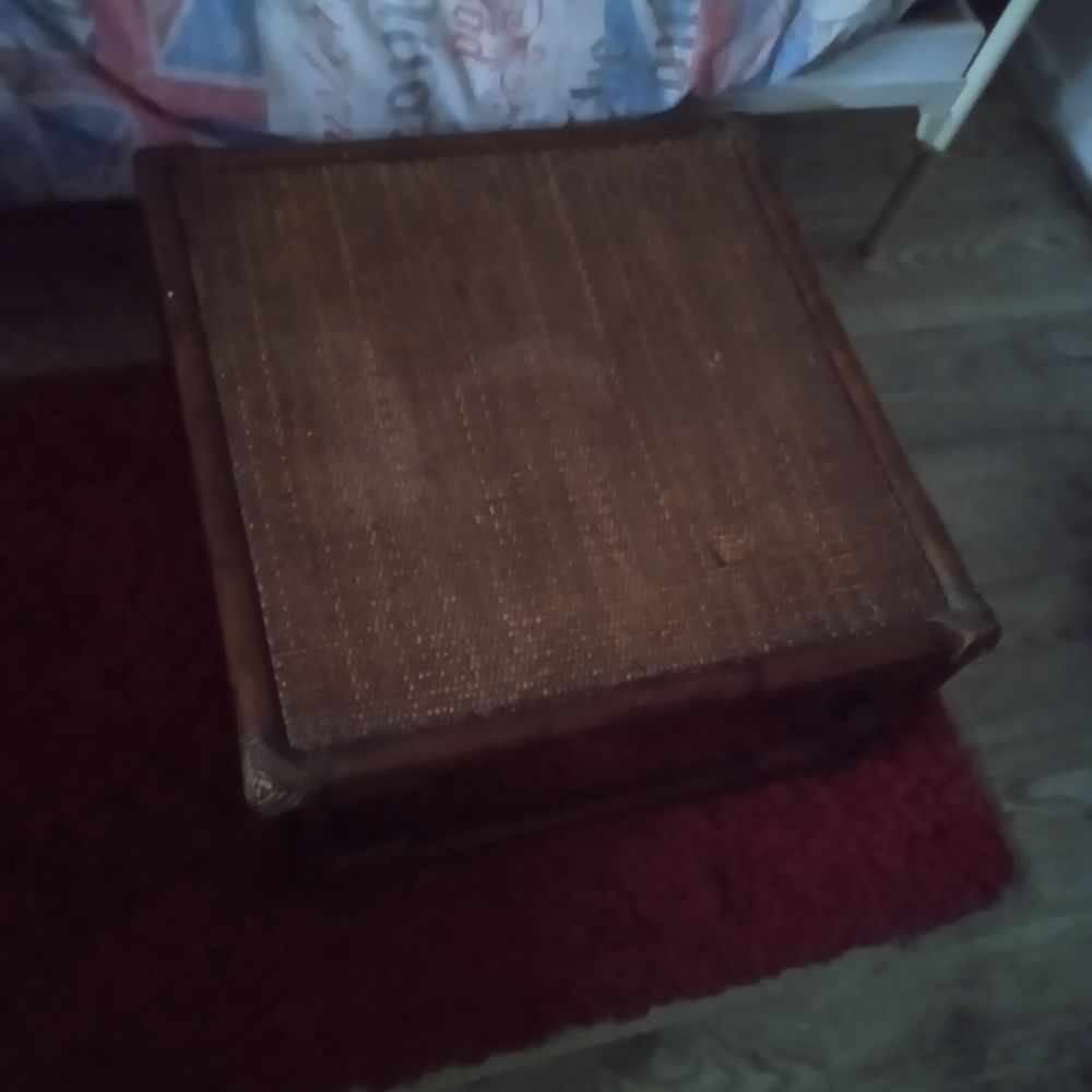 Table basse bambou 64*64 hauteur 35 cm Tr&egrave;s bon &eacute;tat Meubles