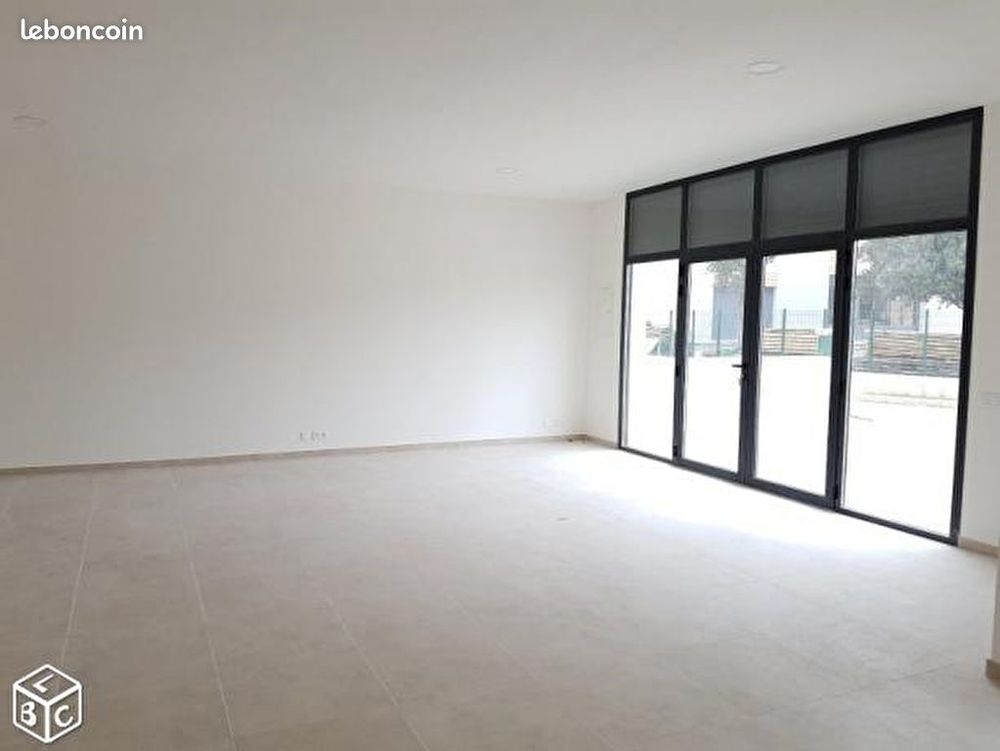 Location Autre Grand local/vitrine dans Golfe de Saint-Tropez La môle