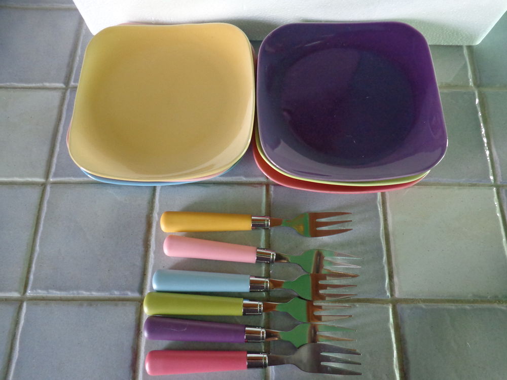 Service a gateaux pour 6 personnes coloris pastels. Cuisine
