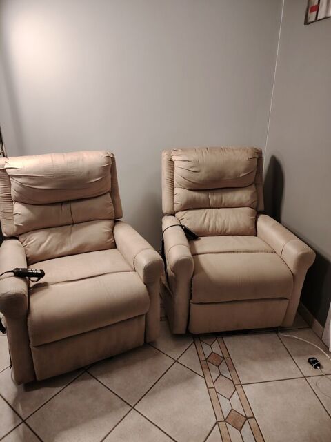 Deux fauteuils releveurs La Rouquette (12)