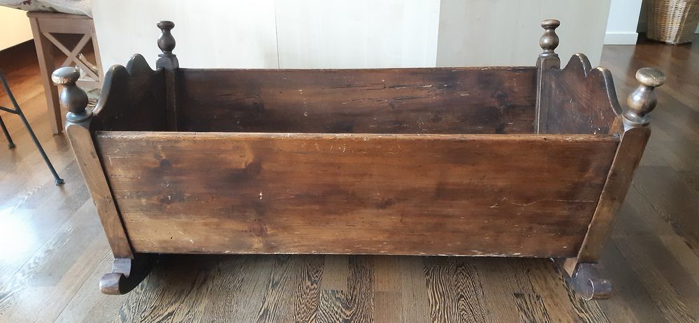 V&eacute;ritable berceau ancien en pin massif Meubles