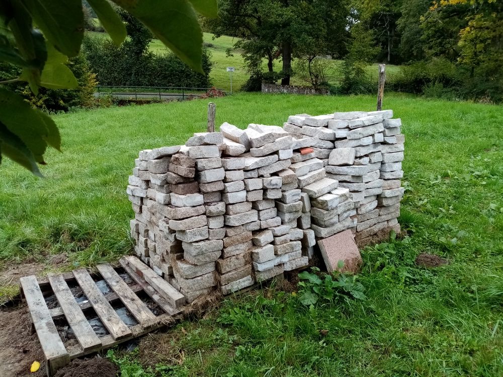 Bordure et pav&eacute;s en GRANIT. Jardin