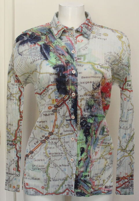 Chemise PLEATS PLEASE imprimée carte Sud Ouest ISSEY MIYAKE  600 Issy-les-Moulineaux (92)