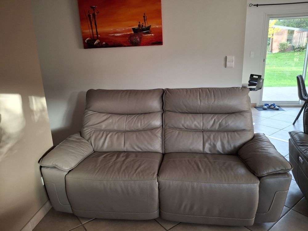 Canap&eacute; cuir 3 places &eacute;lectrique couleur taupe gris
Meubles
