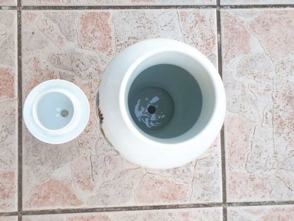 Vase ou pot en porcelaine de Limoges avec couvercle Décoration