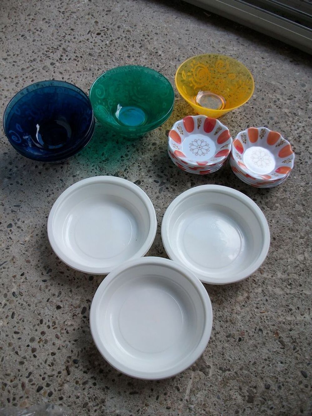VAISSELLE en plastique et en carton- Neuve Cuisine