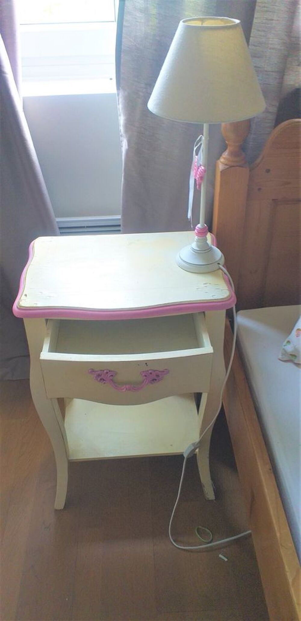 Lit en bois &agrave; lattes avec sommier et table de chevet Mobilier enfants