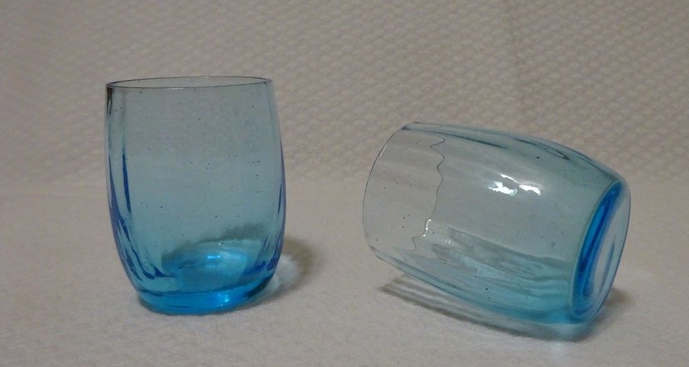 Verre ancien bleu de forme tonneau Décoration