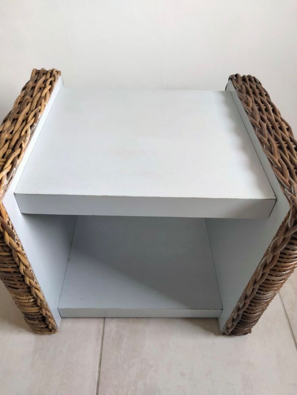 2 tables de chevet en kubu. Bon &eacute;tat. Meubles