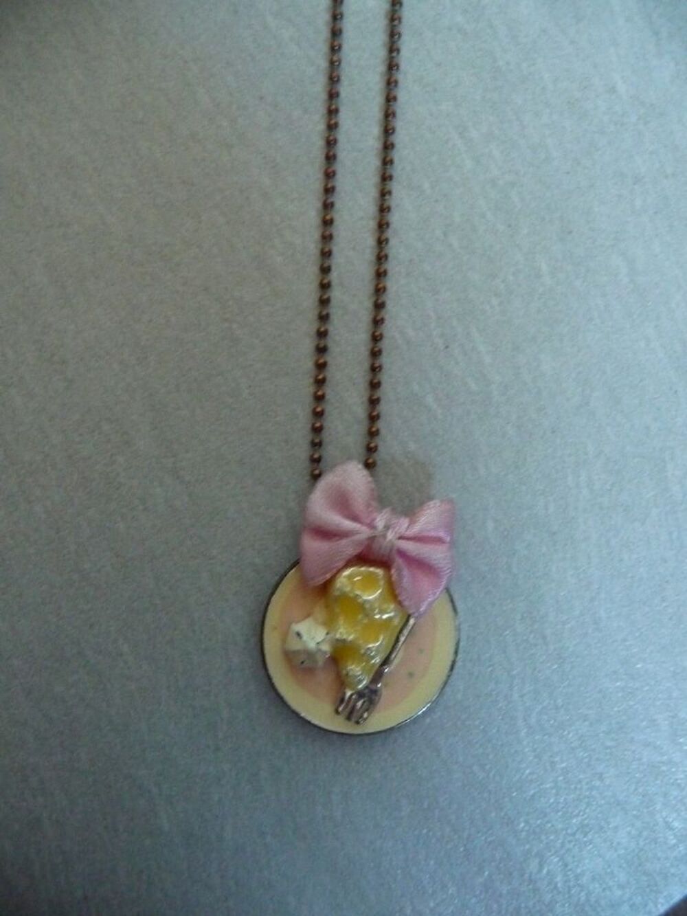 Collier avec pendentif assiette avec g&acirc;teaux Bijoux et montres