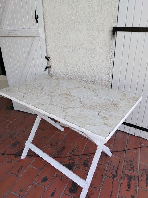 Table en bois carrel�e                                       20 Lafox (47)