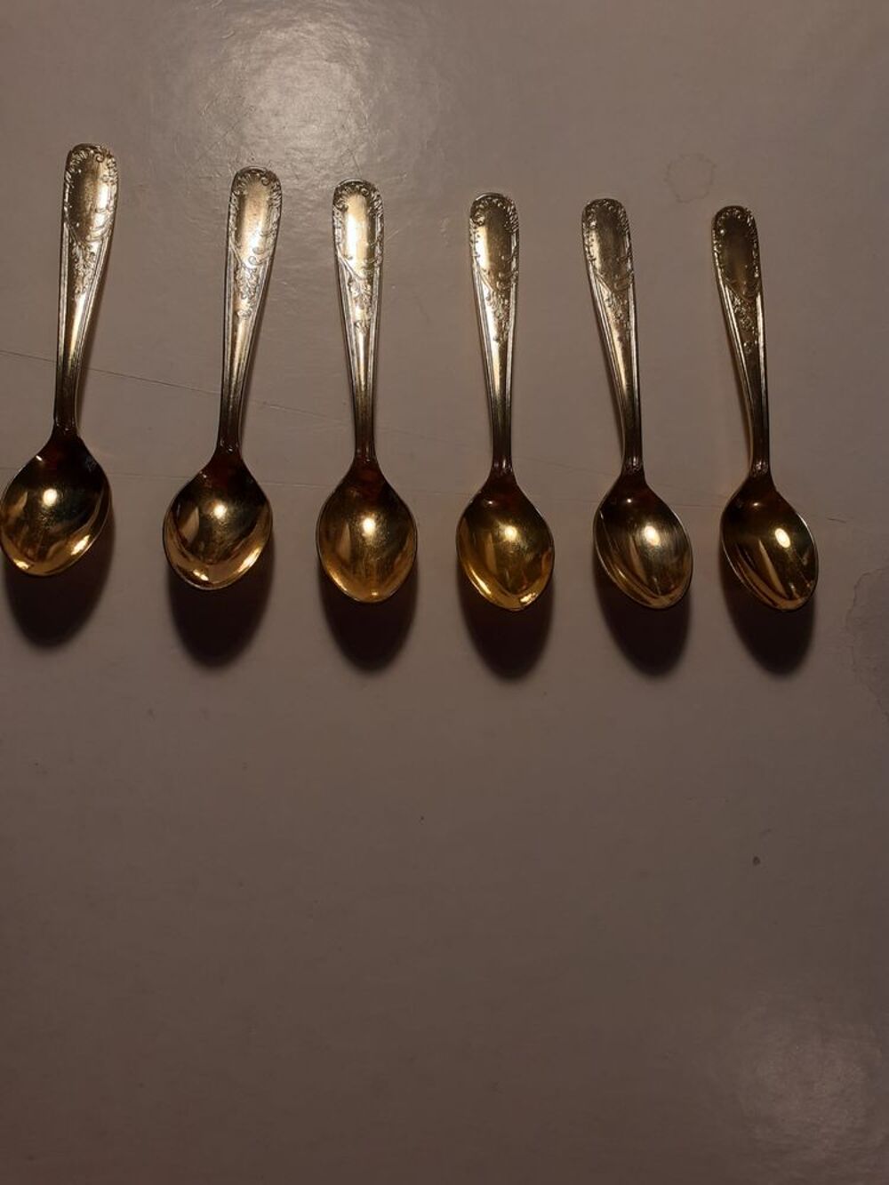 Lot de 6 jolies cuill&egrave;res dor&eacute;es, orn&eacute;es d'un poin&ccedil;on A/C Décoration