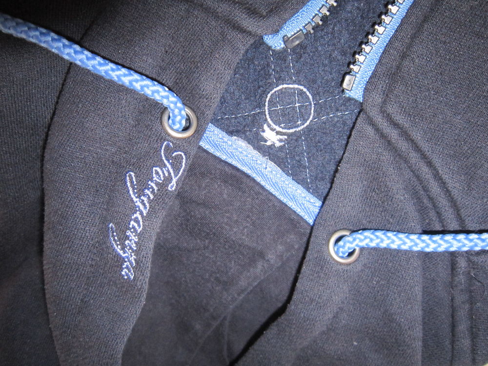 Une veste avec capuche (&eacute;quitation) Vêtements