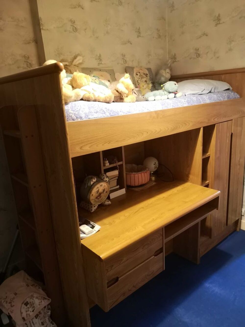 lit Gautier avec bureau et armoire hauteur 1m60 largeur 0m95 Meubles