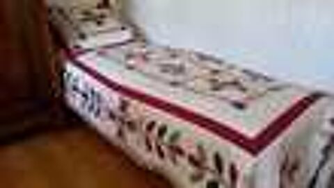 Lit &eacute;lectrique &agrave; lattes bois avec matelas neuf.
Meubles