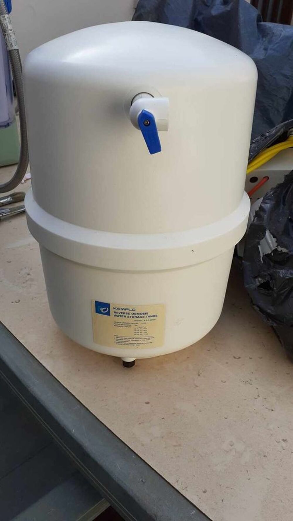 adoucisseur d'eau avec sa bombonne Bricolage