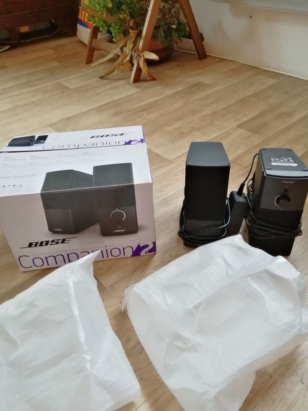 2 enceintes multim&eacute;dia Bose pratiquement neuves. Audio et hifi