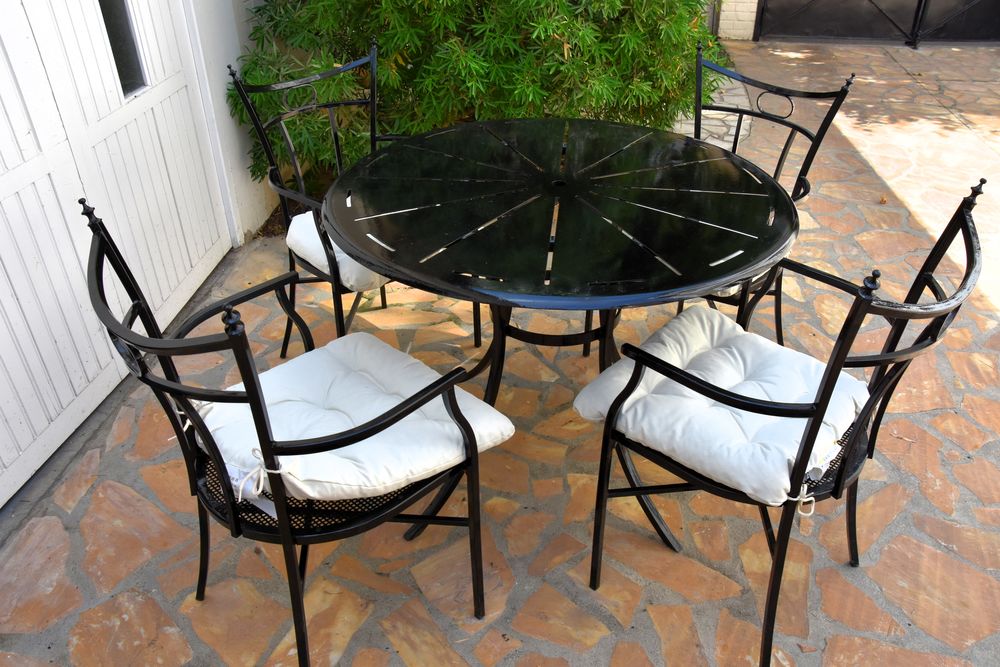 Ensemble mobilier de jardin en fer forg&eacute;. Jardin