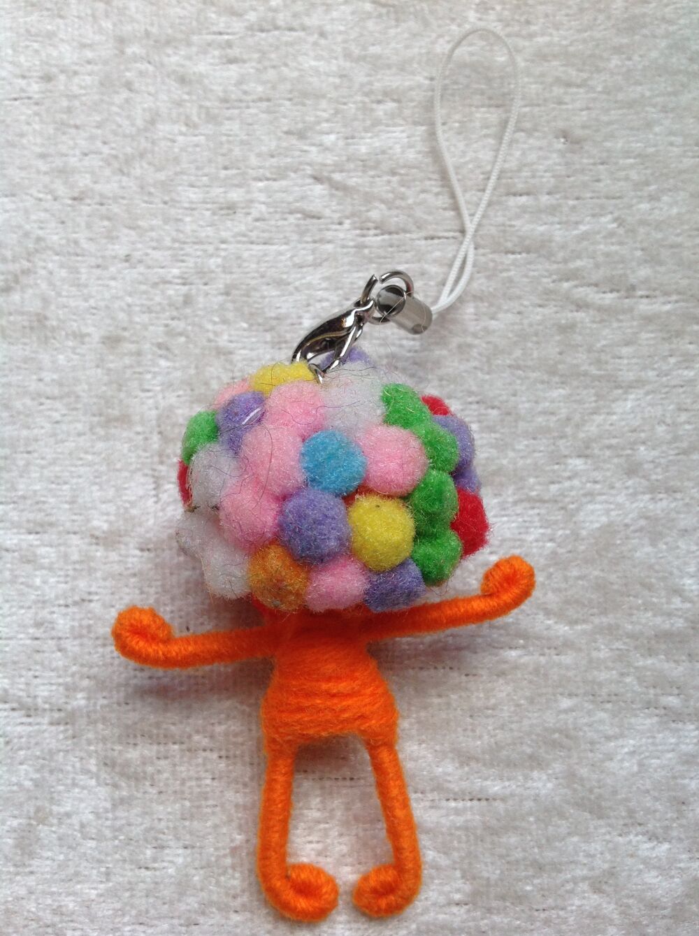 PORTE CL&Eacute; VOODOO DOLLS ORANGE CHEVEUX POMPONS COLOR&Eacute;S Envoi 