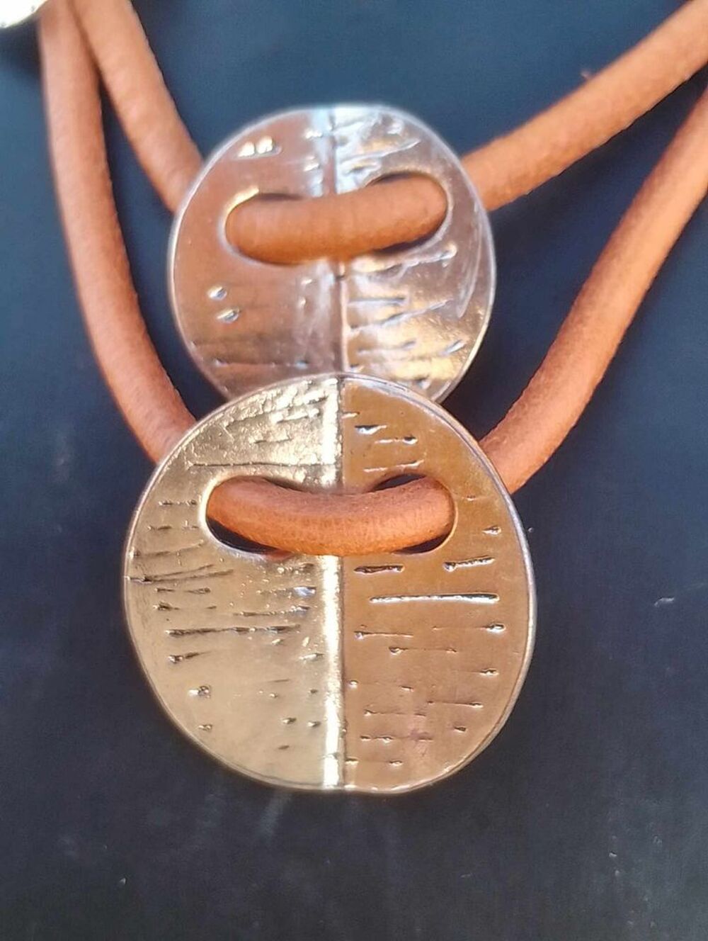 Collier Pendentif Fantaisie R&eacute;glable Mont&eacute; sur 2 Rangs Cuir Bijoux et montres