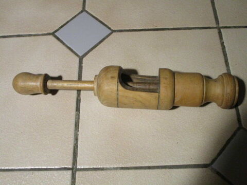 Ancien Bouche Bouteille En Bois  Bouchonneuse   12 Villepinte (93)