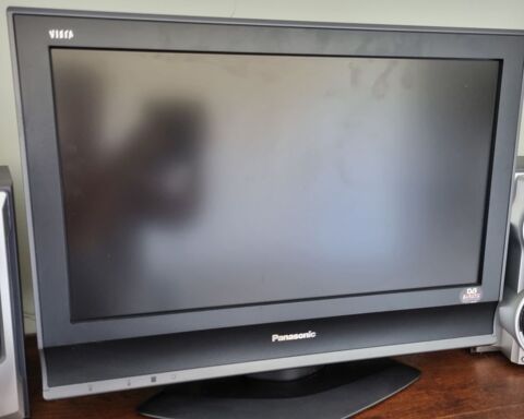 TV LCD couleur  66cm Panasonic Viera 45 Caillac (46)