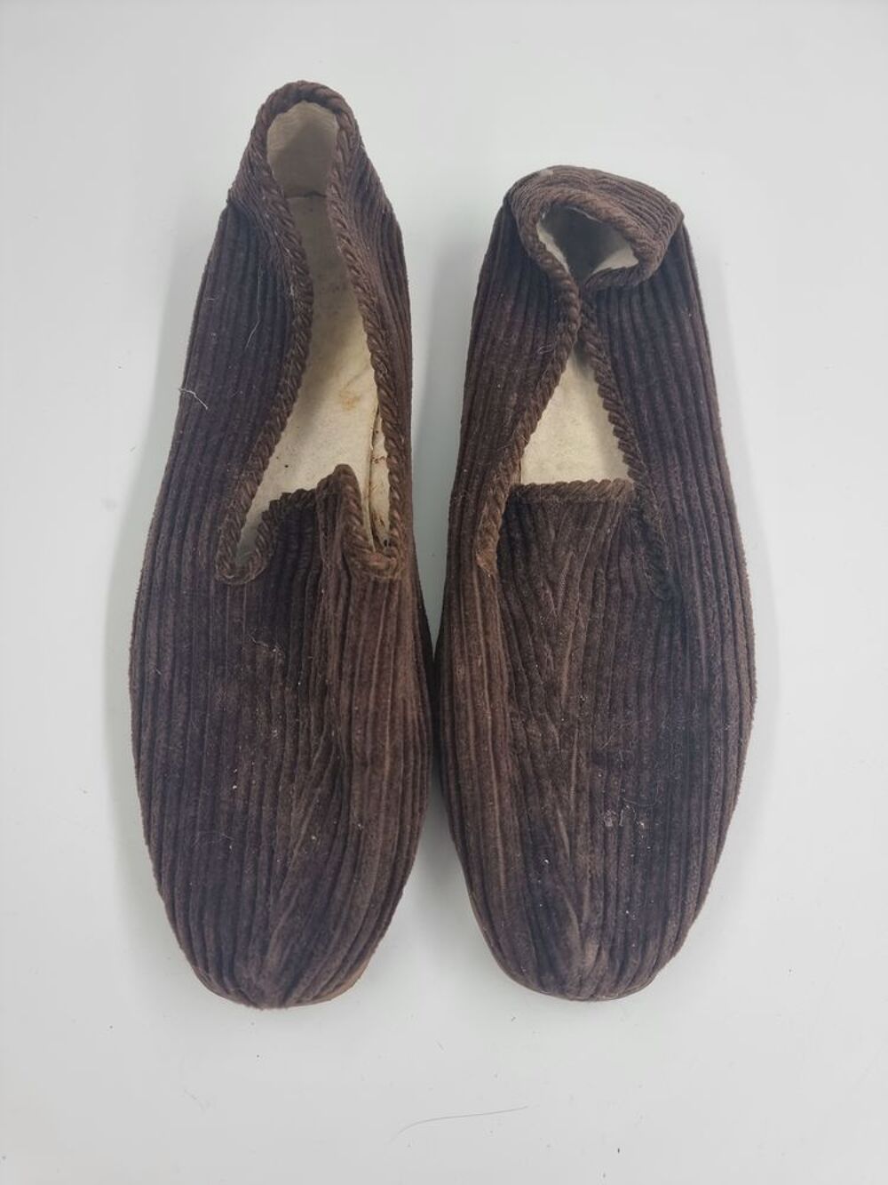 Paire de pantoufle marron taille 43 Vêtements