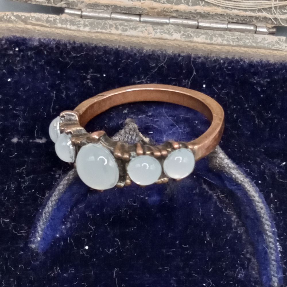 Jolie bague vintage cabochons blancs translucides Bijoux et montres