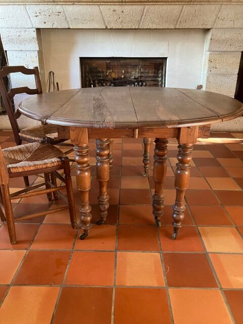 TABLE RONDE 150CM NOYER. 
Sainte-Livrade-sur-Lot (47)