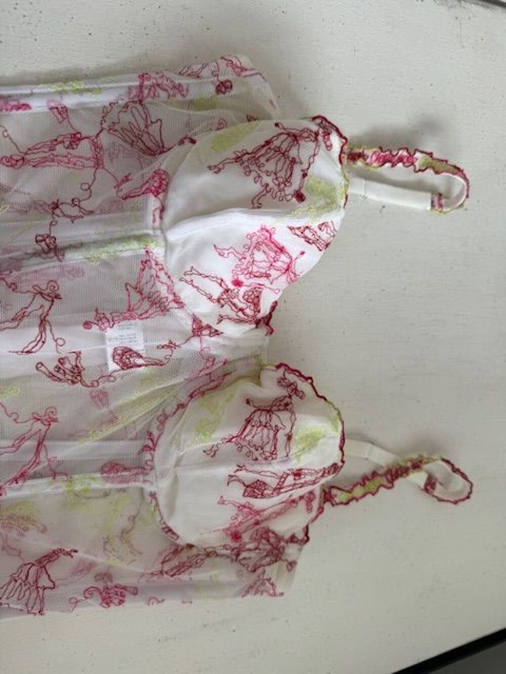 Gu&ecirc;pi&egrave;re Christian Lacroix et string Vêtements