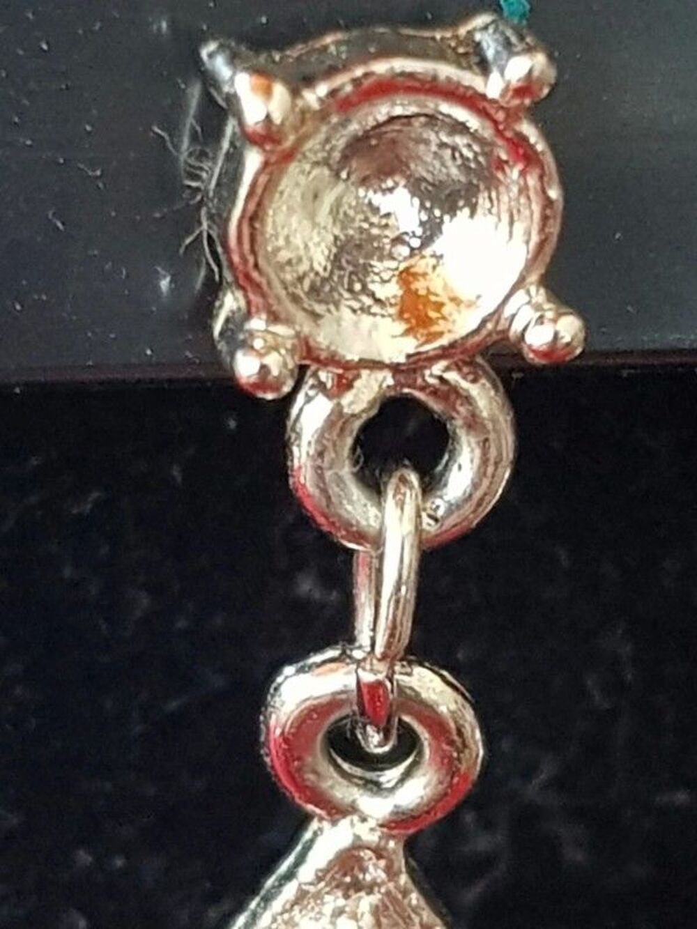 Boucles d oreilles argent&eacute;es et violettes neuves 3 cm de lon Bijoux et montres