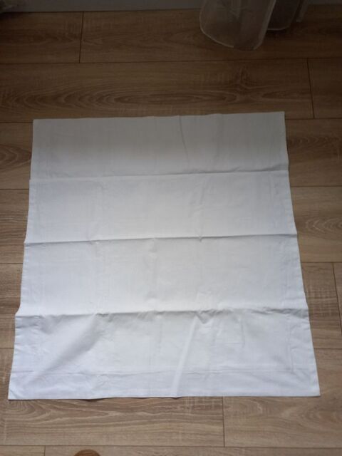 Une taie d'oreiller blanche 57x62 2 Villiers (86)