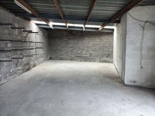  Parking / Garage à louer 90 m²