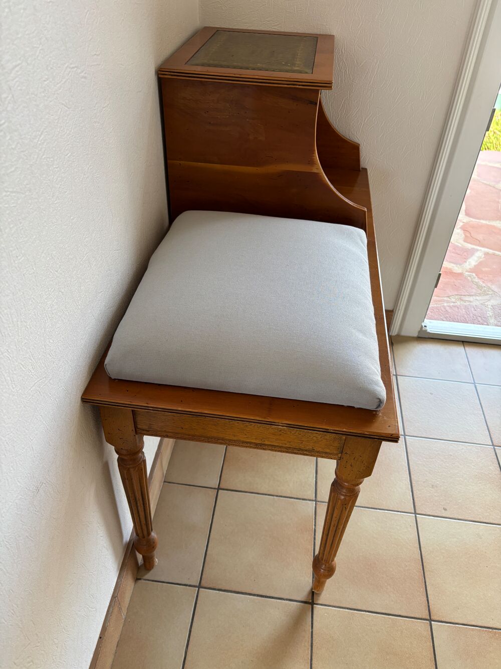 Meuble t&eacute;l&eacute;phone vintage avec assise ? bois clair &amp; coussin Meubles