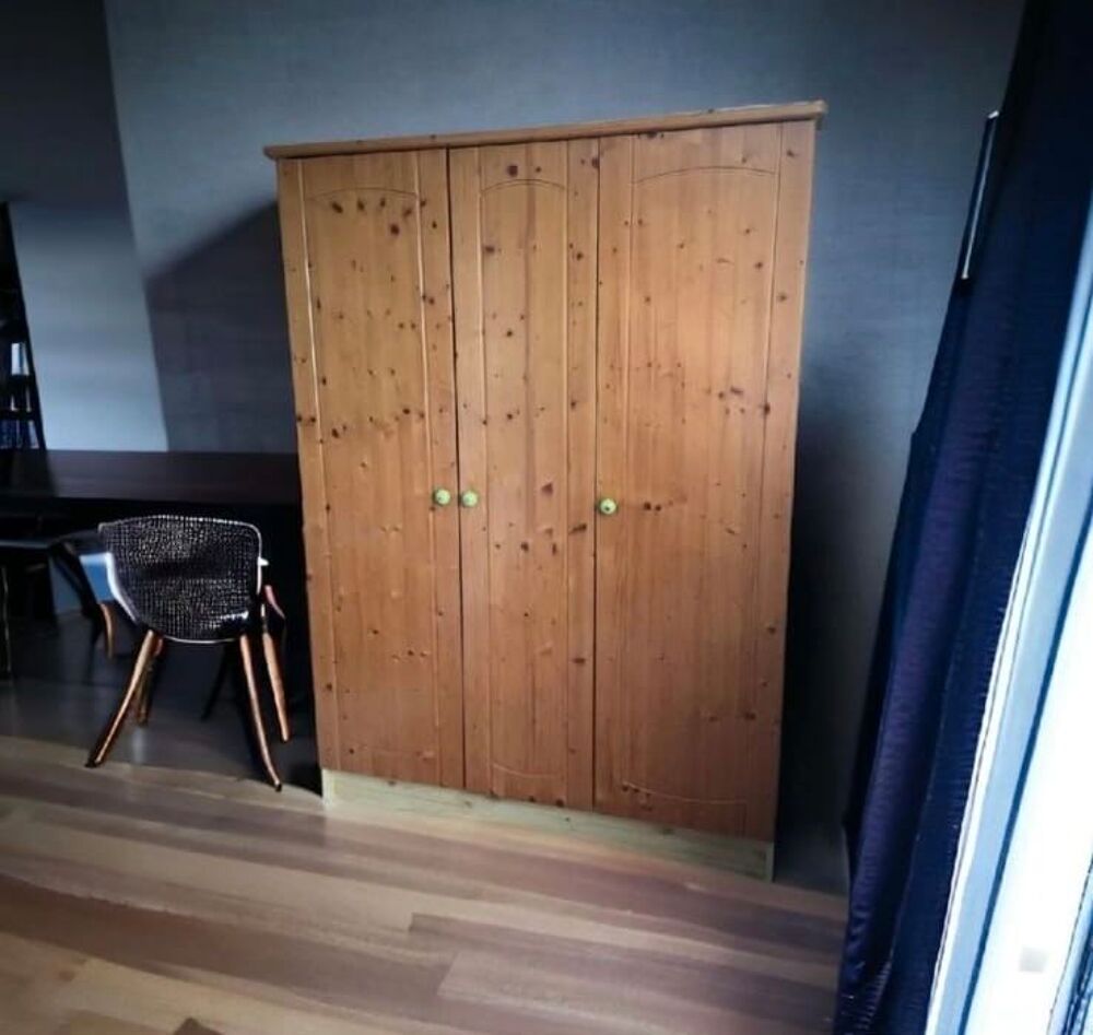 Armoire en Pin Massif avec Poign&eacute;es Meubles