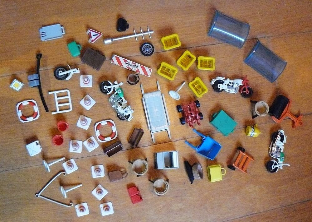 Lot d'accessoires Playmobil vintage : Motos, plots, diable.. Jeux / jouets