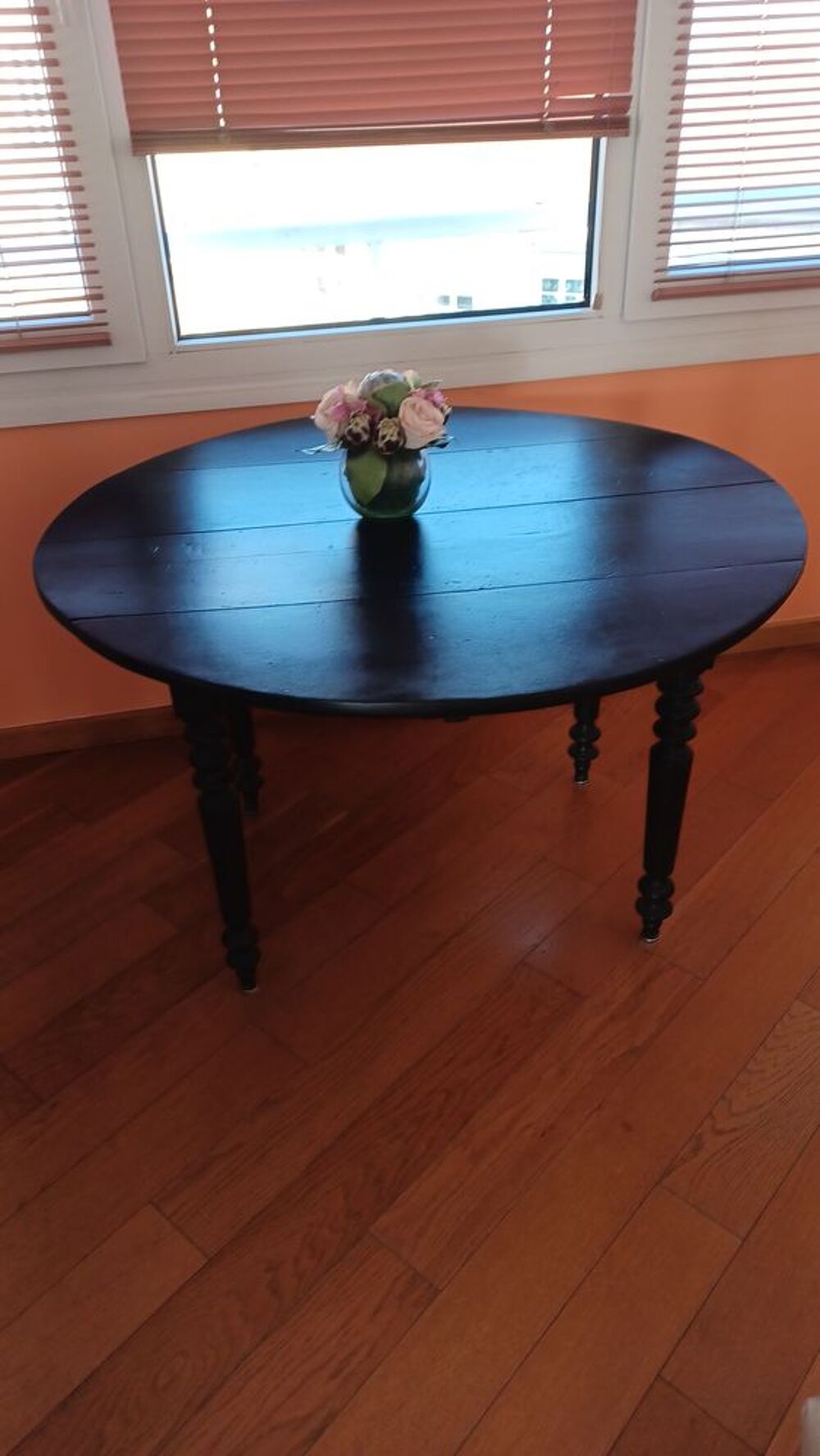 TABLE RONDE LOUIS PHILIPPE NOIRE AVEC 2 RALLONGES
Meubles