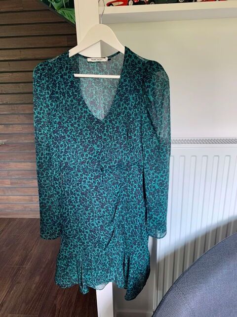 Robe NAF NAF en polyester mise 2, voire 3 fois en polyester, 40 Courdimanche (95)